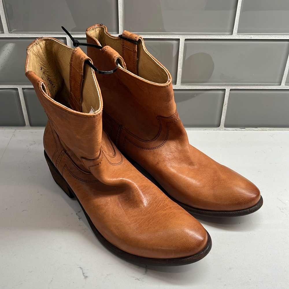 FRYE 76461 'Carson Tab Short'  Hand Stitched Tan Leather Booties Boots Sz 9B NWT